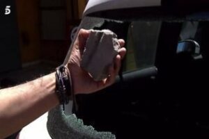 Apedrean el coche de Tele 5 en Algeciras