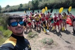 Alumnos de toda Andalucía visitan la playa de Getares para la práctica de deportes náuticos