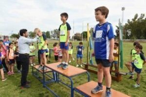 Rodríguez Ros entrega las medallas de los Juegos Municipales de Atletismo en el Enrique Talavera