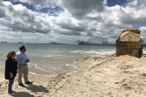 Costas realiza el aporte de arena en El Rinconcillo con motivo del inicio de la temporada de playas