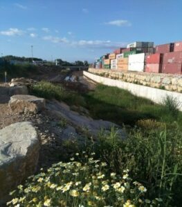 Izquierda Unida insta a reponer la pasarela que une La Colonia San Miguel y el polígono La Menacha