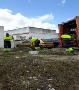 El Ayuntamiento acomete trabajos de desbroce en la calle Los Arcos y el callejón Casas Viejas