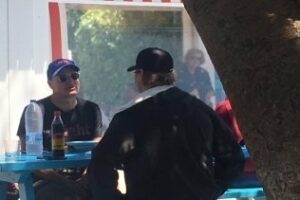 Woody Harrelson y Robbie Naish se dejan ver por Tarifa