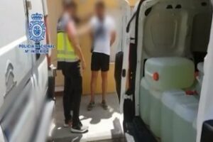 Detienen en San García a dos personas por trasportar 30 garrafas de gasolina para abastecer a las narcolanchas (video)