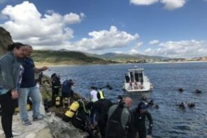 60 buceadores limpian los fondos marinos de La Ballenera