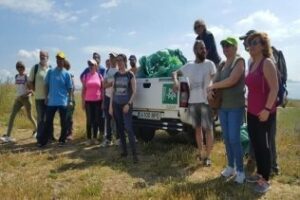 Voluntarios recogen cientos de plásticos en la playa El Chinarral y la Ensenada de Getares