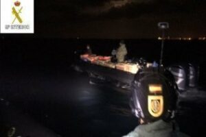 La Guardia Civil interviene más de dos toneladas de hachís al frustar un alijo en la playa de Calarena