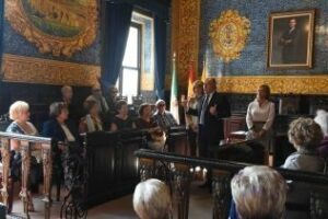 El alcalde recibe en el Ayuntamiento a los mayores de Alcorcón que están de visita turística en Algeciras