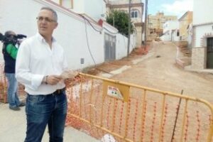 El PSOE visita las obras de mejora de la pavimentación y servicios de la barriada de La Juliana