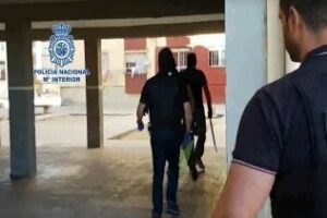 VÍDEO: Detienen a una mujer de 67 años al desarticular un punto de venta de droga en La Línea