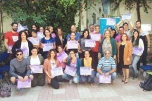La coordinadora Barrio Vivo entrega los diplomas del curso de monitor de ocio y tiempo libre