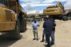Segundo Ávila supervisa los trabajos de aporte y movimientos de arena en la playa de Getares