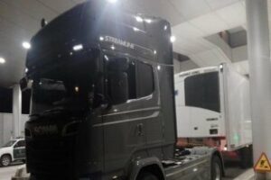 Detenido el conductor de un camión con 37 kilos de hachís ocultos en una caja metálica debajo de la cabeza tractora