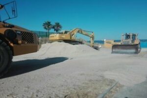 Podemos lamenta el estado de las playas quince después del inicio de la temporada oficial