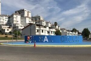 El Ayuntamiento repone las letras de El Saladillo en la rotonda de acceso a la barriada