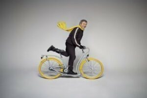 Philippe Starck y Peugeot crean el híbrido perfecto entre bicicleta, patinete y scooter