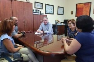 El Ayuntamiento renueva el convenio del servicio de estacionamiento de vehículos con PM-40