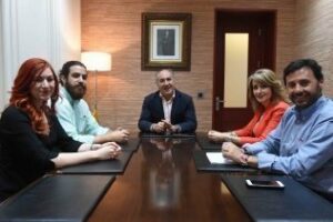 El Ayuntamiento recibe a la Asociación de Esgrima Histórica, que dirige Darío Bejarano