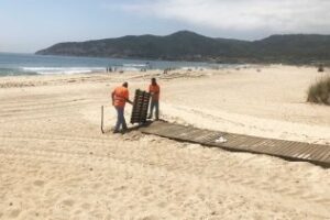 El Ayuntamiento comienza la colocación de los tramos de pasarelas en la playa de Getares