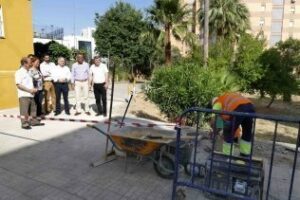 El Ayuntamiento acomete la mejora del acerado en la calle Fray Bartolomé, en La Reconquista