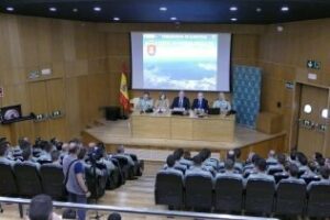 El alcalde da la bienvenida a la ciudad a los alumnos de la Academia de Oficiales de la Guardia Civil