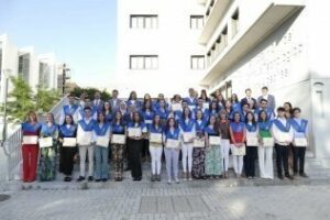 Entrega las becas a la excelencia académica a los alumnos que han finalizado Bachillerato con matrícula de honor