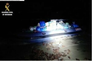 Intervenido un alijo de 2,5 toneladas de hachís en la playa de El Anclón de Tarifa