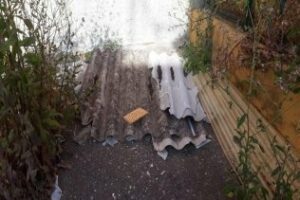 IU denuncia restos de amianto en La Granja