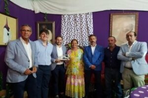 Cid y González entregan a la Archicofradía del Carmen el XVIII Premio Cofrade La Parihuela"
