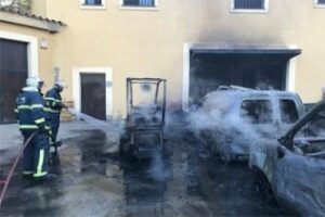 Incendio que afecta a varios vehículos en Sotogrande con depósitos soterrados bajo ellos