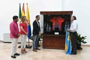 Victor Jerez dona una colección de botellas con la campaña Pasión por la Roja pintada por él