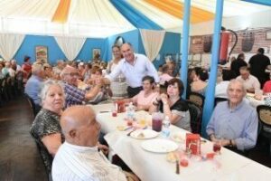 Colectivos de mayores comparten un almuerzo de convivencia en la Feria Real