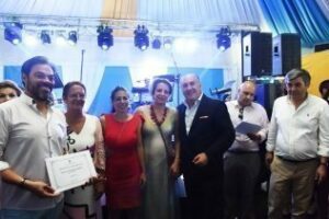 El alcalde entrega los premios de los concursos de carrozas y casetas