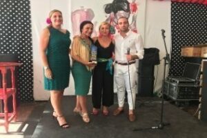 Pajares y Pérez Custodio entregan a Mercedes Alcalá el reconocimiento de la caseta El Relevo