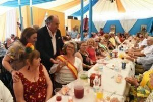 Colectivos de mayores participan en un almuerzo de Feria ofrecido por el Ayuntamiento