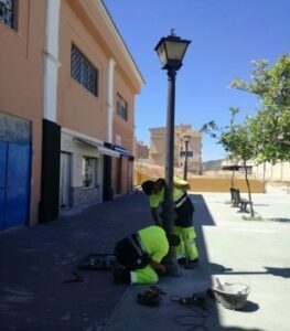 El Ayuntamiento realiza trabajos de mejora en el alumbrado en la barriada de Cortijo Vides