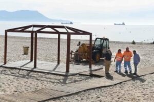 Renuevan la pérgola de discapacitados de Getares, destrozada tras un acto vandálico