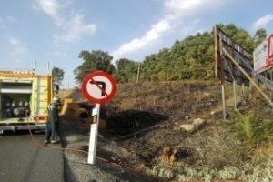 Extinguen un incendio de rastrojo próximo a viviendas en La Juliana