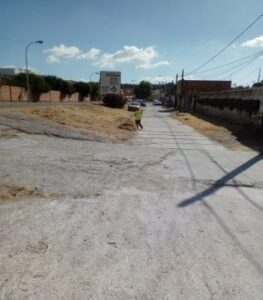 El Ayuntamiento lleva a cabo trabajos de limpieza y desbroce en la avenida Agua Marina