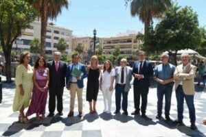 Landaluce visita varios establecimientos del Centro Comercial Abierto guiado por su presidenta