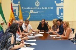 La Comisión de Feria y Fiestas conoce la propuesta para las medallas de la Virgen de la Palma