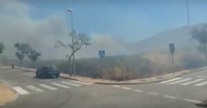 Un incendio de pasto muy cerca de las casas en Sotorrebolo obliga al desalojo de algunas casas