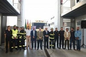 El alcalde asiste a la presentación del nuevo vestuario para los bomberos de la provincia