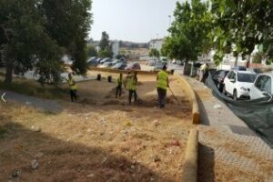 El Ayuntamiento acomete trabajos de limpieza y desbroce en la barriada de El Saladillo
