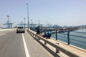 Miembros de la Policía Portuaria salvan la vida a un hombre que intenta arrojarse por el puente