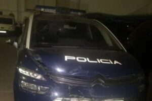 Un todoterreno embiste a dos Policías Nacionales en La Línea