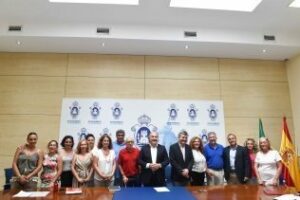 El alcalde firma el convenio con OHL que mejora las condiciones laborales de ayuda a domicilio