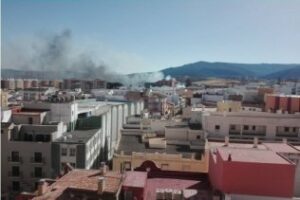 Declarado un incendio en los terrenos situados a la espalda de la estación de Renfe
