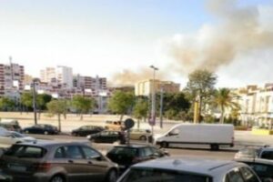 Los bomberos trabajan en un incendio declarado en la explanada próxima a Carrefour