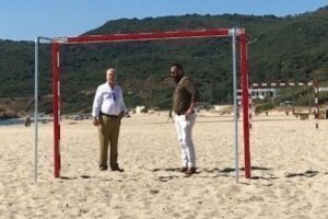 El Ayuntamiento instala nuevas porterías para la práctica de deportes en la playa de Getares